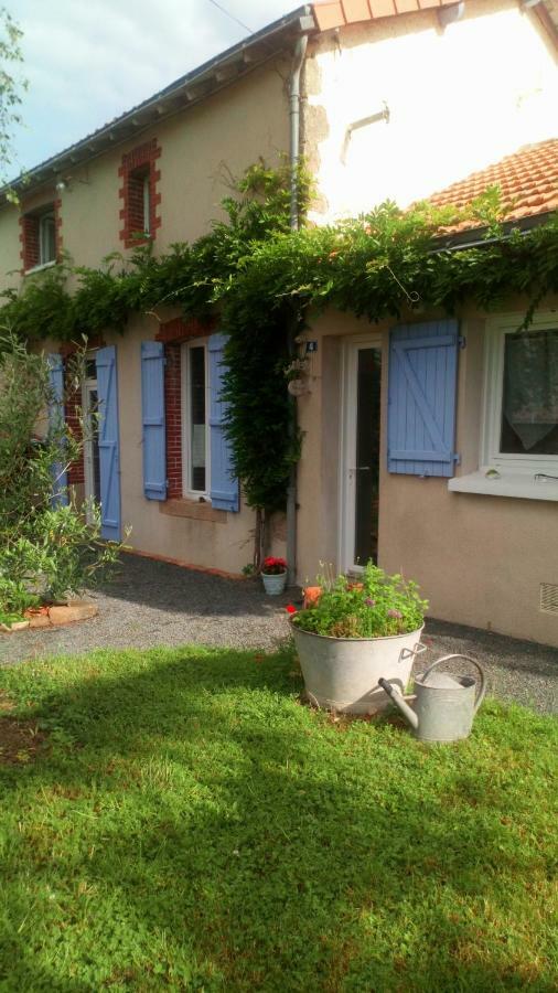Bed and Breakfast Le Logis du Bois Buteau à Montfaucon-Montigne Extérieur photo